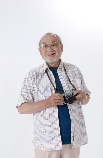 イラスト＆写真のストックフォトwaha（ワーハ）　人物、日本人、男性、シニア、1人、カメラ、白バック、上半身、正面　w2-4498a