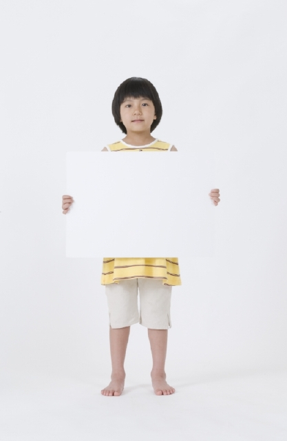 イラスト＆写真のストックフォトwaha（ワーハ）　人物、日本人、子供、女の子、1人、メッセージボード、白バック、全身、正面　w2-4505a