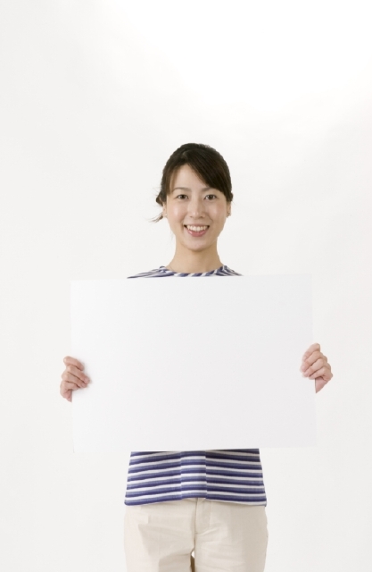 人物 日本人 女性 代 30代 1人 笑顔 メッセージボード 白バック 正面 笑顔 笑い 笑う スマイル フォト作品紹介 イラスト 写真のストックフォトwaha ワーハ カンプデータは無料