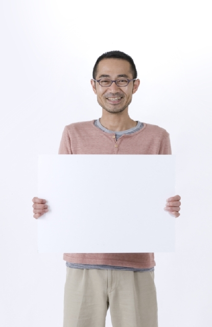 イラスト＆写真のストックフォトwaha（ワーハ）　人物、日本人、男性、40代、笑顔、メッセージボード、白バック、上半身、正面、笑顔、笑い、笑う、スマイル　w2-4519a