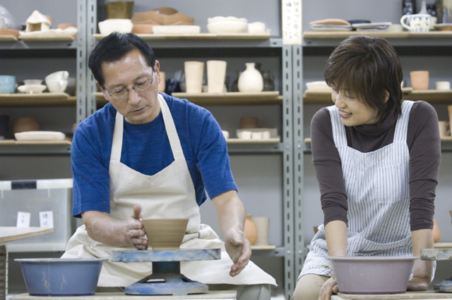 イラスト＆写真のストックフォトwaha（ワーハ）　人物、日本人、夫婦、中高年、40代、50代、2人、屋内、趣味、陶芸、上半身　w2-4607b