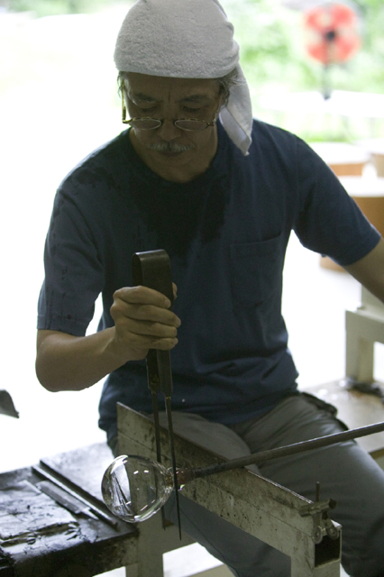 イラスト＆写真のストックフォトwaha（ワーハ）　人物、日本人、中高年、男性、職人、40代、50代、1人、屋内、工場、ガラス工芸、仕事　w2-4648b