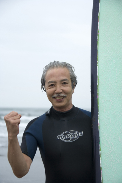 イラスト＆写真のストックフォトwaha（ワーハ）　人物、日本人、中高年、男性、50代、1人、屋外、海、スポーツ、サーフィン、ポーズ、上半身、運動　w2-4691b