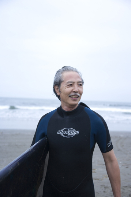 イラスト＆写真のストックフォトwaha（ワーハ）　人物、日本人、中高年、男性、50代、1人、屋外、海、スポーツ、サーフィン、上半身、運動　w2-4695b