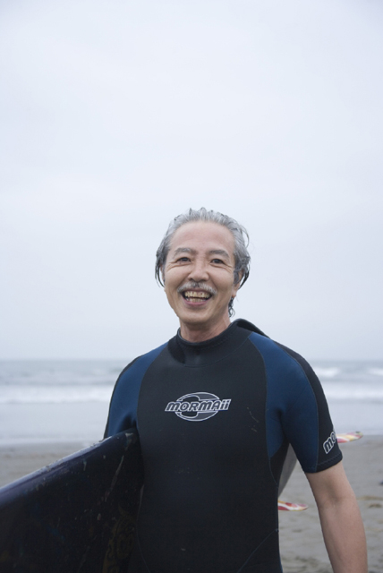 イラスト＆写真のストックフォトwaha（ワーハ）　人物、日本人、中高年、男性、50代、1人、屋外、海、スポーツ、サーフィン、笑顔、上半身、笑顔、笑い、笑う、スマイル、運動　w2-4698b