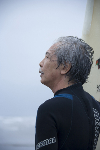 イラスト＆写真のストックフォトwaha（ワーハ）　人物、日本人、中高年、男性、50代、1人、屋外、海、スポーツ、サーフィン、横顔、運動　w2-4700b