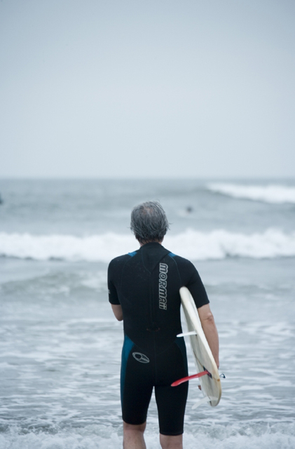 イラスト＆写真のストックフォトwaha（ワーハ）　人物、日本人、中高年、男性、50代、1人、屋外、海、スポーツ、サーフィン、後ろ姿、うしろ姿、後姿、背中、運動　w2-4711b