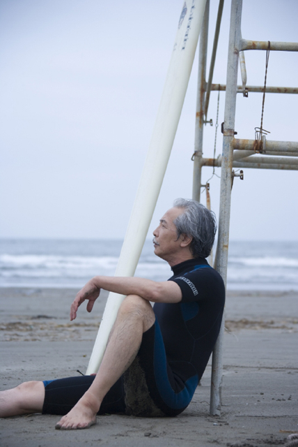 イラスト＆写真のストックフォトwaha（ワーハ）　人物、日本人、中高年、男性、50代、1人、屋外、海、スポーツ、サーフィン、横向き、運動　w2-4717b