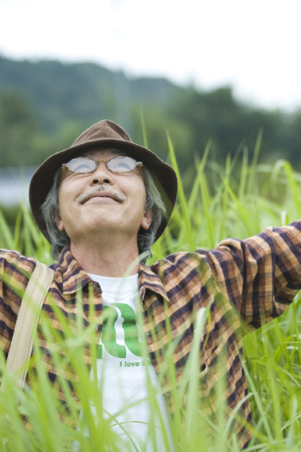 イラスト＆写真のストックフォトwaha（ワーハ）　人物、日本人、中高年、男性、50代、1人、屋外、草原、リラックス、伸び、上半身　w2-4746b