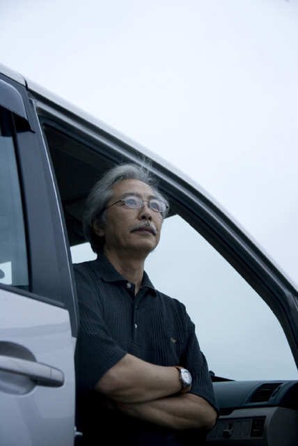 イラスト＆写真のストックフォトwaha（ワーハ）　人物、日本人、中高年、男性、50代、1人、屋外、乗り物、自動車、腕組み、ローアングル、車内、車内　w2-4751b