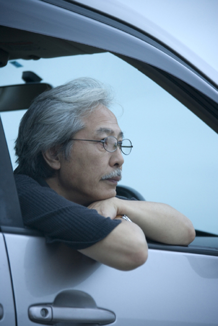 イラスト＆写真のストックフォトwaha（ワーハ）　人物、日本人、中高年、男性、50代、1人、屋外、乗り物、自動車、腕組み、顔、車内、車内　w2-4754b