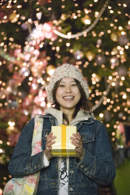 イラスト＆写真のストックフォトwaha（ワーハ）　人物、日本人、女性、若者、10代、20代、1人、屋外、冬、クリスマス、夜、イルミネーション、プレゼント、上半身、正面、ギフト、贈り物、夜景、季節、四季、行事　w2-5038b