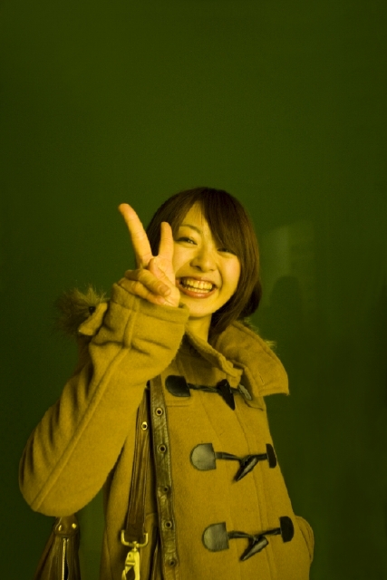 イラスト＆写真のストックフォトwaha（ワーハ）　人物、日本人、女性、若者、20代、1人、屋外、冬、ポーズ、Vサイン、笑顔、上半身、笑顔、笑い、笑う、スマイル、季節、四季　w2-5068b