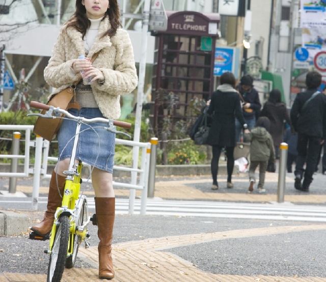 イラスト＆写真のストックフォトwaha（ワーハ）　人物、日本人、女性、20代、1人、屋外、街、乗り物、自転車、正面、街、街並み、街並　w2-5132a