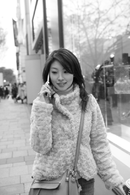 イラスト＆写真のストックフォトwaha（ワーハ）　人物、日本人、女性、20代、1人、屋外、街、携帯電話、上半身、街、街並み、街並　w2-5150b