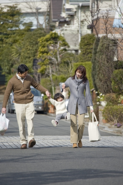 人物 日本人 家族 親子 父 母 娘 3人 屋外 町 住宅街 歩く 手をつなぐ ショッピング 正面 全身 フォト作品紹介 イラスト 写真のストックフォトwaha ワーハ カンプデータは無料