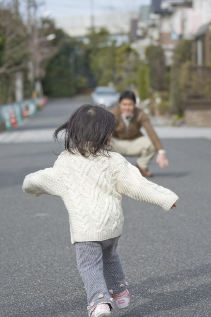 人物 日本人 家族 親子 子供 女の子 娘 父 2人 屋外 町 住宅街 後ろ姿 うしろ姿 後姿 背中 フォト作品紹介 イラスト 写真のストックフォトwaha ワーハ カンプデータは無料