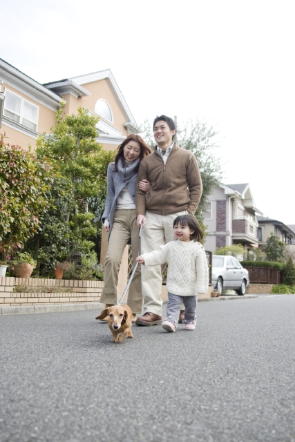 イラスト＆写真のストックフォトwaha（ワーハ）　人物、日本人、家族、親子、父、母、娘、3人、ペット、犬、屋外、町、住宅街、散歩　w2-5320b