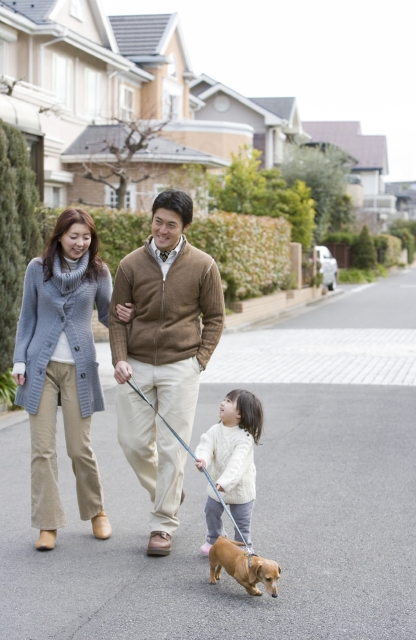 イラスト＆写真のストックフォトwaha（ワーハ）　人物、日本人、家族、親子、父、母、娘、3人、ペット、犬、屋外、町、住宅街、散歩　w2-5323b