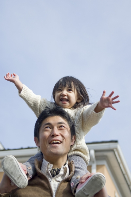イラスト＆写真のストックフォトwaha（ワーハ）　人物、日本人、家族、親子、父、娘、2人、屋外、住宅街、肩車、正面、ローアングル　w2-5333b