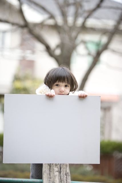 イラスト＆写真のストックフォトwaha（ワーハ）　人物、日本人、子供、女の子、1人、屋外、メッセージボード、正面　w2-5352b