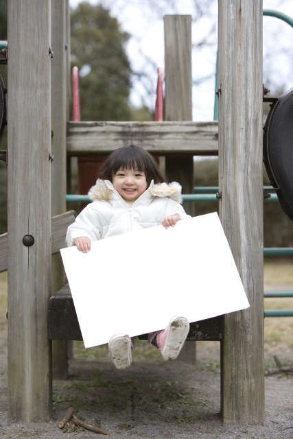 イラスト＆写真のストックフォトwaha（ワーハ）　人物、日本人、子供、女の子、1人、屋外、公園、笑顔、メッセージボード、正面、笑顔、笑い、笑う、スマイル　w2-5353b