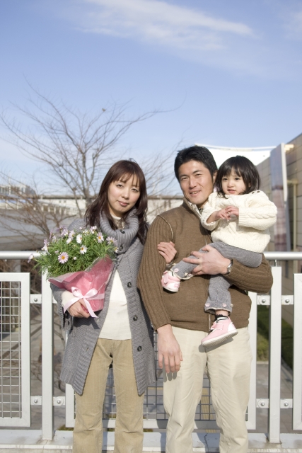 イラスト＆写真のストックフォトwaha（ワーハ）　人物、日本人、家族、親子、父、母、娘、3人、屋外、正面　w2-5357b