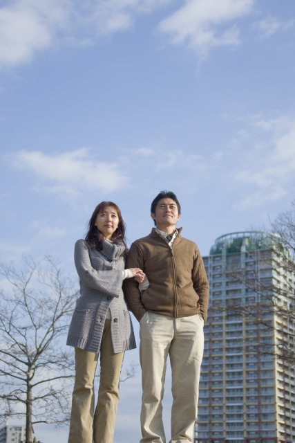 イラスト＆写真のストックフォトwaha（ワーハ）　人物、日本人、夫婦、30代、2人、屋外、青空、立つ、手をつなぐ　w2-5367b