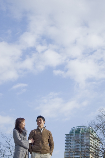 イラスト＆写真のストックフォトwaha（ワーハ）　人物、日本人、夫婦、30代、2人、屋外、青空、手をつなぐ　w2-5373b