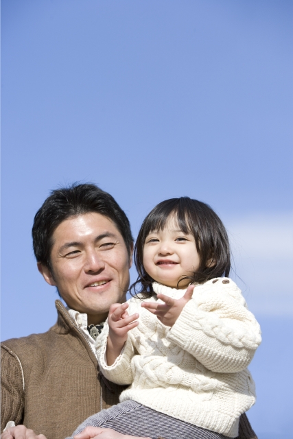 イラスト＆写真のストックフォトwaha（ワーハ）　人物、日本人、家族、親子、父、娘、2人、屋外、青空、抱く　w2-5378b