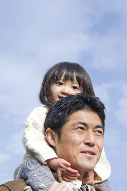 イラスト＆写真のストックフォトwaha（ワーハ）　人物、日本人、家族、親子、父、娘、2人、屋外、住宅街、肩車　w2-5384b