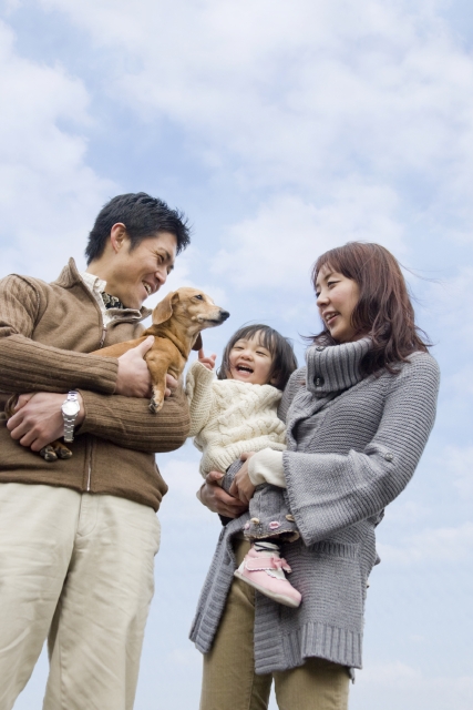 イラスト＆写真のストックフォトwaha（ワーハ）　人物、日本人、家族、親子、父、母、娘、ペット、犬、3人、屋外、住宅街、笑顔、ローアングル、笑顔、笑い、笑う、スマイル　w2-5385b