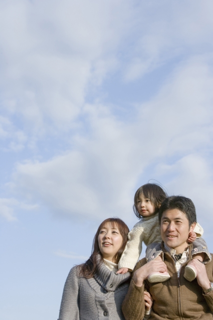イラスト＆写真のストックフォトwaha（ワーハ）　人物、日本人、家族、親子、父、母、娘、3人、屋外、青空、肩車、上半身　w2-5389b