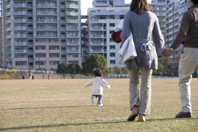 イラスト＆写真のストックフォトwaha（ワーハ）　人物、日本人、家族、親子、父、娘、3人、屋外、公園、住宅街、団地　w2-5410b