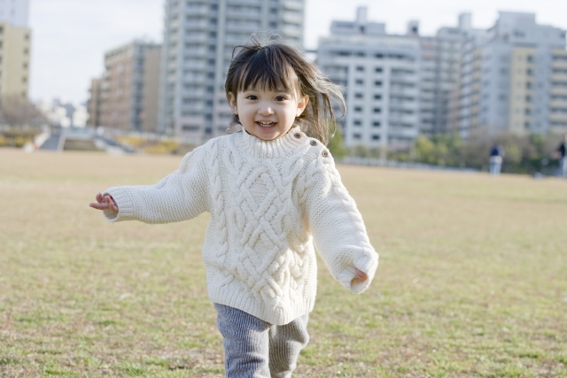 人物 日本人 子供 女の子 屋外 公園 走る 正面 住宅街 団地 フォト作品紹介 イラスト 写真のストックフォトwaha ワーハ カンプデータは無料