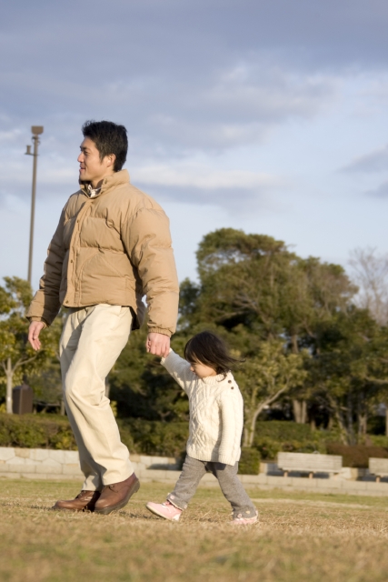 イラスト＆写真のストックフォトwaha（ワーハ）　人物、日本人、家族、親子、父、娘、2人、屋外、公園、歩く、手をつなぐ、横向き　w2-5417b