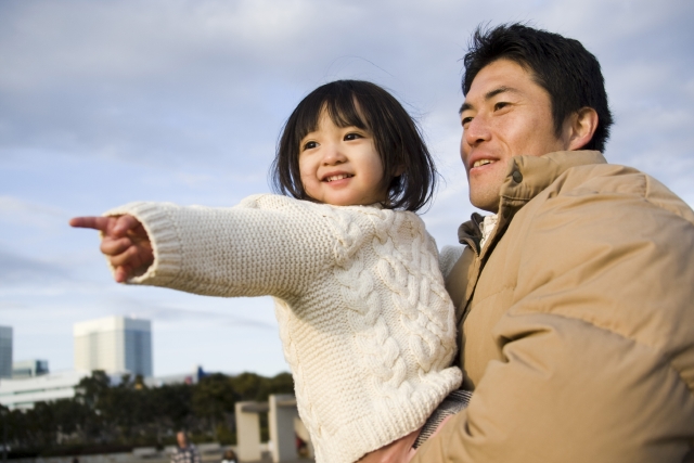 イラスト＆写真のストックフォトwaha（ワーハ）　人物、日本人、家族、親子、父、娘、2人、屋外、公園、抱く、指差し　w2-5420b