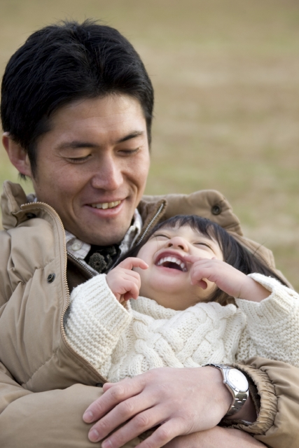 イラスト＆写真のストックフォトwaha（ワーハ）　人物、日本人、家族、親子、父、娘、2人、屋外、公園、抱く、笑顔、こども、子供、子ども、笑顔、笑い、笑う、スマイル　w2-5431b