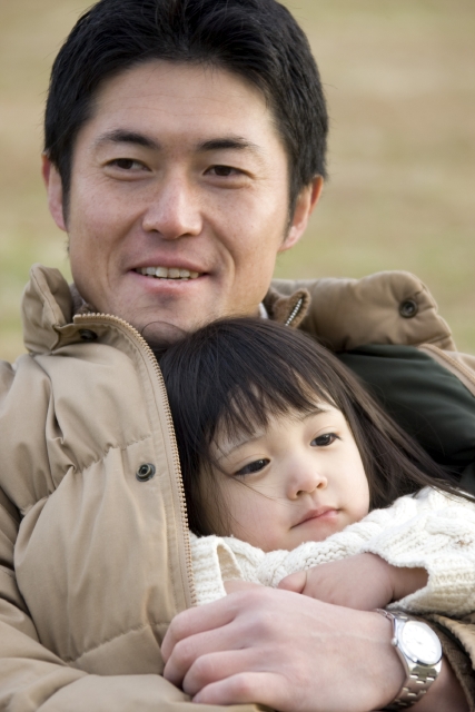 イラスト＆写真のストックフォトwaha（ワーハ）　人物、日本人、家族、親子、父、娘、2人、屋外、公園、抱く、顔　w2-5434b