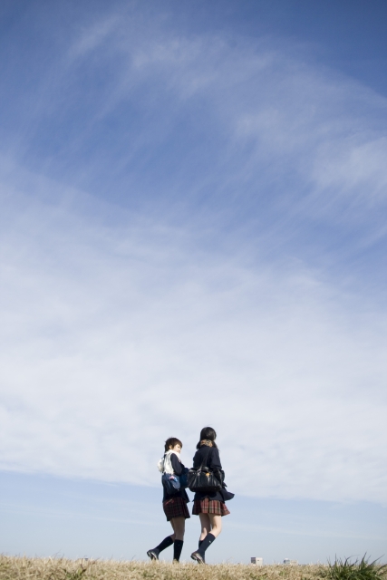人物 日本人 女性 学生 高校生 女子高生 友達 10代 2人 屋外 青空 土手 通学 歩く 全身 フォト作品紹介 イラスト 写真のストックフォトwaha ワーハ カンプデータは無料