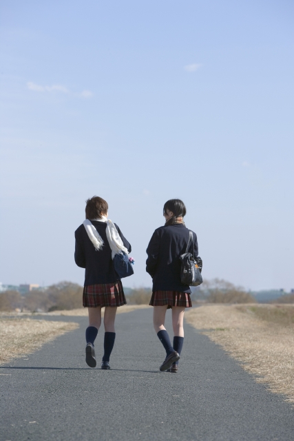 人物 日本人 女性 学生 高校生 女子高生 友達 10代 2人 屋外 青空 土手 通学 歩く 後ろ姿 うしろ姿 後姿 背中 フォト作品紹介 イラスト 写真のストックフォトwaha ワーハ カンプデータは無料