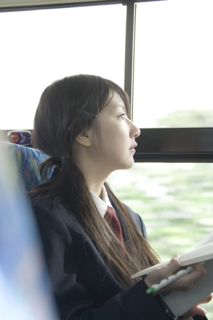 イラスト＆写真のストックフォトwaha（ワーハ）　人物、日本人、女性、学生、高校生、女子高生、10代、1人、屋内、乗り物、バス、車内、教科書、横顔、車内、車内　w2-5607b