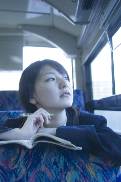 イラスト＆写真のストックフォトwaha（ワーハ）　人物、日本人、女性、学生、高校生、女子高生、10代、1人、屋内、乗り物、バス、車内、教科書、車内、車内　w2-5614b