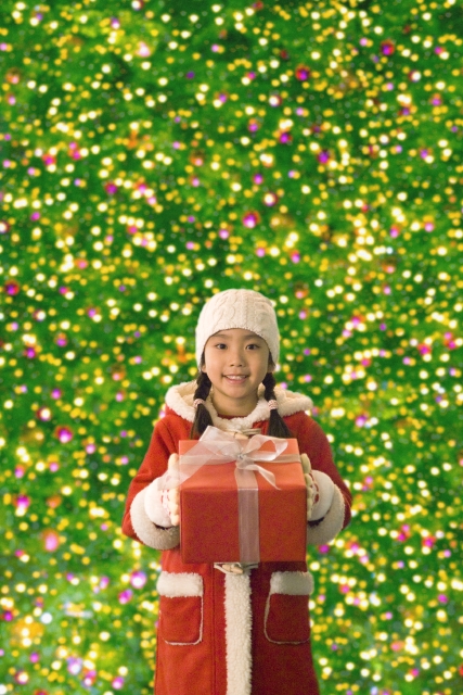 イラスト＆写真のストックフォトwaha（ワーハ）　人物、日本人、子供、女の子、1人、屋外、冬、クリスマス、夜、イルミネーション、プレゼント、正面、ギフト、贈り物、夜景、季節、四季、行事　w2-5705b