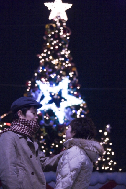 人物 日本人 若者 カップル 代 2人 屋外 冬 クリスマス 夜 イルミネーション 横向き 夜景 季節 四季 行事 ツリー クルスマスツリー フォト作品紹介 イラスト 写真のストックフォトwaha ワーハ カンプデータは無料