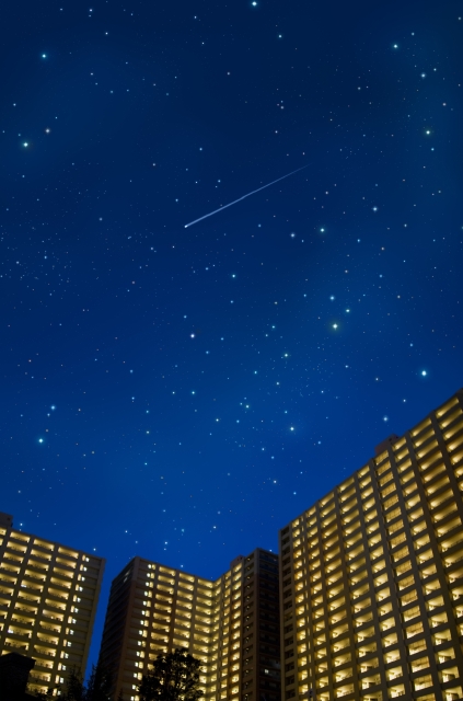 イラスト＆写真のストックフォトwaha（ワーハ）　住宅、マンション、屋外、夜、星、星空、流れ星　w2-5777a