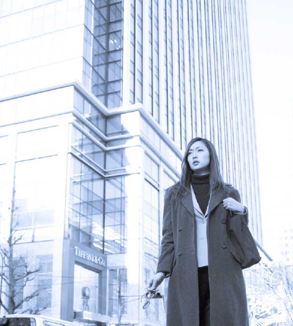 人物 日本人 女性 ビジネスウーマン ビジネス 代 1人 屋外 街 ビル 街 街並み 街並 ビル ビルディング 仕事 働く フォト作品紹介 イラスト 写真のストックフォトwaha ワーハ カンプデータは無料