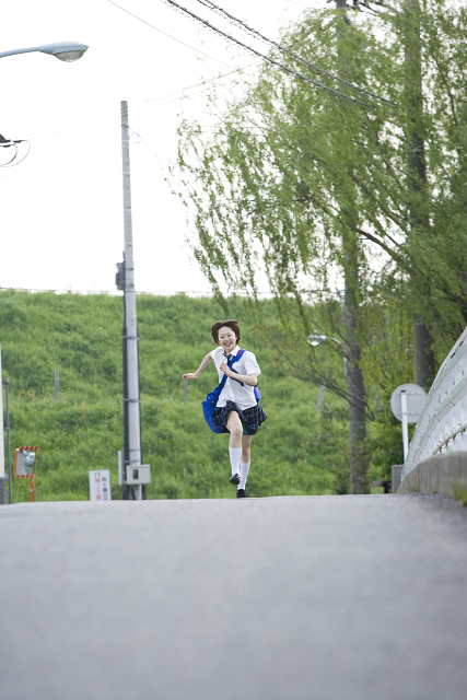 イラスト＆写真のストックフォトwaha（ワーハ）　人物、日本人、女性、学生、高校生、女子高生、10代、1人、屋外、下校、走る、全身、正面　w2-6568b
