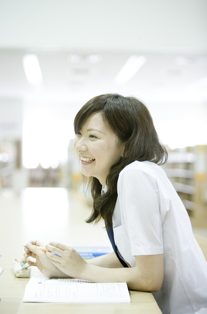 イラスト＆写真のストックフォトwaha（ワーハ）　人物、日本人、女性、学生、高校生、女子高生、10代、1人、屋内、図書館、勉強、笑顔、笑顔、笑い、笑う、スマイル　w2-6615b