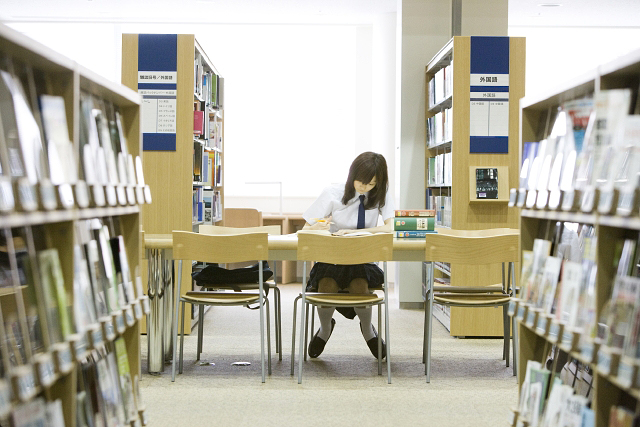 人物 日本人 女性 学生 高校生 女子高生 10代 1人 屋内 図書館 勉強 フォト作品紹介 イラスト 写真のストックフォトwaha ワーハ カンプデータは無料